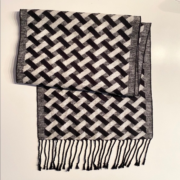 🧣NEW Tristan Scarf - Picture 1 of 2